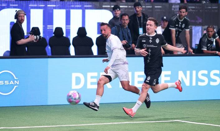 Recording date 6 October 2025 Indoor soccer, The Icon League, season three, match day two at Sporthalle Hamburg in Alsterdorf match three Buzz Club DNA Athletics Oliver Gorgiev DNA, l Winterhude Hamburg