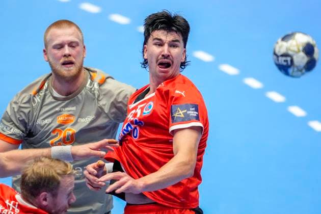 Handball, Champions League Kolstad Aalborg Trondheim 20251008 Aalborgs Felix Möller and Kolstads SImen Lyse during the Champions League handball match between Kolstad and Aalborg in Trondheim Spektrum Photo Ole Martin Wold NTB Trondheim Norway EDITORIAL USE ONLY RESTRICTED USE FOR BETTING COMPANIES  Copyright: xOlexMartinxWoldx xNTBx
