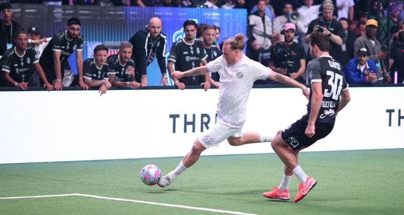Recording date October 6, 2025 Indoor soccer, The Icon League, season three, match day two at Sporthalle Hamburg in Alsterdorf match three Buzz Club DNA Athletics Stefan Federer DNA, l , Niklas Dams Winterhude Hamburg
