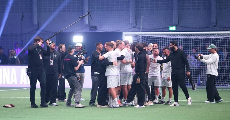 Recording date 6 October 2025 Indoor soccer, The Icon League, season three, match day two at the Sporthalle Hamburg in Alsterdorf Game three Buzz Club DNA Athletics Cheers at DNA Athletics after the end of the game Winterhude Hamburg