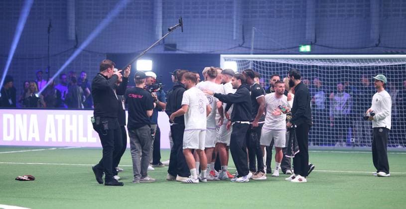 Recording date 6 October 2025 Indoor soccer, The Icon League, season three, match day two at the Sporthalle Hamburg in Alsterdorf Game three Buzz Club DNA Athletics Cheers at DNA Athletics after the end of the game Winterhude Hamburg