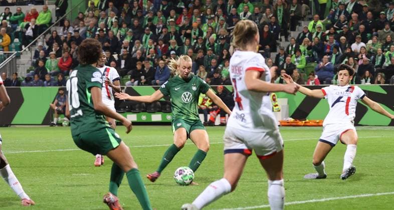 Women VfL Wolfsburg vs Paris Saint Germain Wolfsburg, 08 10 2025, Womens soccer, Champions League, Matchday 1, VfL Wolfsburg vs Paris Saint Germain, picture shows Ella Peddemors VfL, 5 scores the goal for VfL Wolfsburg in this scene to make it 2 0