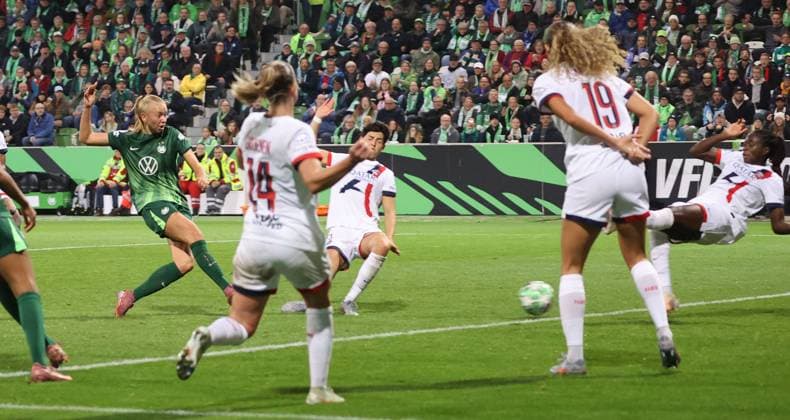 Women VfL Wolfsburg vs Paris Saint Germain Wolfsburg, 08 10 2025, Womens soccer, Champions League, Matchday 1, VfL Wolfsburg vs Paris Saint Germain, picture shows Ella Peddemors VfL, 5 scores the goal for VfL Wolfsburg in this scene to make it 2 0