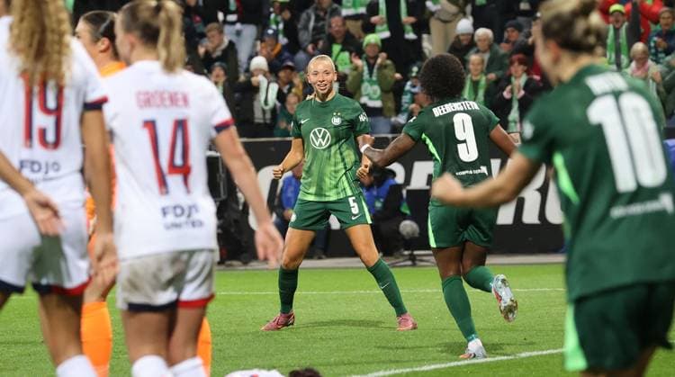 Women VfL Wolfsburg vs Paris Saint Germain Wolfsburg, 08 10 2025, Womens soccer, Champions League, Matchday 1, VfL Wolfsburg vs Paris Saint Germain, Picture shows VfL celebrating the 2-0 goal by Ella Peddemors VfL, 5 Wolfsburg