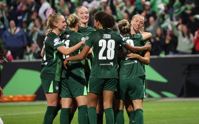 Women VfL Wolfsburg vs Paris Saint Germain Wolfsburg, 08 10 2025, Womens soccer, Champions League, Matchday 1, VfL Wolfsburg vs Paris Saint Germain, Picture shows VfL celebrating the 2-0 goal by Ella Peddemors VfL, 5 Wolfsburg