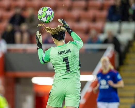 8th October 2025; Leigh Sports Village, Manchester, England; Womens Champions League Football, Manchester United, ManU versus Valerenga; vGoakleeper Tove Enblom of Valerenga Fotball Damer makes a save from a crossed ball  TimxWilliams