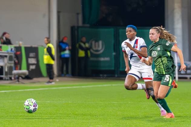 Germany, Football, UEFA, Women™s Champions League, Matchday 1 2025 2026, VfL Wolfsburg Paris St Germain on 08 10 in Wolfsburg AOK Stadion Janou Levels VfL Wolfsburg 15 in running duel with Rasheedat Ajibade Paris Saint Germain 10 Copyright: xSvenxHeidmannx
