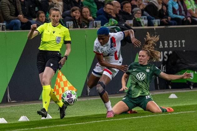 Germany, Football, UEFA, Women™s Champions League, Matchday 1 2025 2026, VfL Wolfsburg Paris St Germain on 08 10 in Wolfsburg AOK Stadion Janou Levels VfL Wolfsburg 15 in running duel with Rasheedat Ajibade Paris Saint Germain 10 Copyright: xSvenxHeidmannx