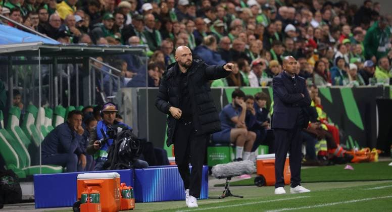 Women VfL Wolfsburg vs Paris Saint Germain Wolfsburg, 08 10 2025, Womens soccer, Champions League, Matchday 1, VfL Wolfsburg vs Paris Saint Germain, Picture shows VfL coach Stephan Lerch Wolfsburg