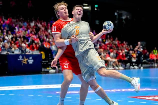 Handball, Champions League Kolstad Aalborg Trondheim 20251008 Kolstads Martin Hernes Hovde and Aalborgs Patrick Helland Anderson during the Champions League handball match between Kolstad and Aalborg in Trondheim Spektrum Photo Ole Martin Wold NTB Trondheim Norway EDITORIAL USE ONLY RESTRICTED USE FOR BETTING COMPANIES Copyright: xOlexMartinxWoldx xNTBx