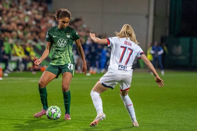 Germany, Football, UEFA, Women™s Champions League, Matchday 1 2025 2026, VfL Wolfsburg Paris St Germain on 08 10 in Wolfsburg AOK Stadion Cora Zicai VfL Wolfsburg 28 in duel with Olga Paris Saint Germain 77 Copyright: xSvenxHeidmannx