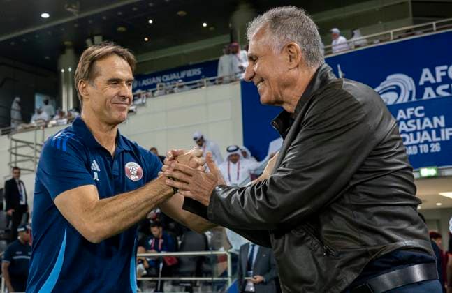 QATAR V OMAN-2026 FIFA World Cup, WM, Weltmeisterschaft, Fussball ASIAN QUALIFIER PLAYOFFS Oman head coach Carlos Queiroz (R) and Qatar head coach Julen Lopetegui (L) greet each other prior to the FIFA World Cup 2026 AFC Asian qualifiers playoffs group A match between Qatar v Oman at Jassim Bin Hamad Stadium in Doha, Qatar, on October 8, 2025. DOHA Qatar Copyright: xNOUSHADx