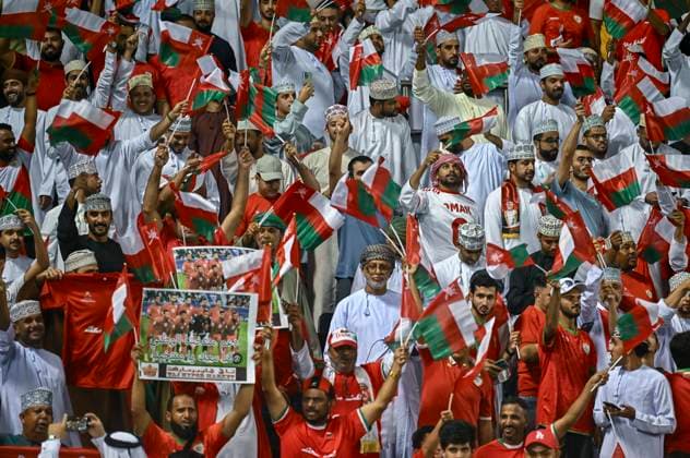 QATAR V OMAN-2026 FIFA World Cup, WM, Weltmeisterschaft, Fussball ASIAN QUALIFIER PLAYOFFS Oman supporters cheer for their team during the FIFA World Cup 2026 AFC Asian qualifiers playoffs group A match between Qatar v Oman at Jassim Bin Hamad Stadium in Doha, Qatar, on October 8, 2025. DOHA Qatar Copyright: xNOUSHADx