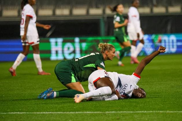 Wolfsburg, Germany 08 October 2025 Champions League Women 2025 2026 VfL Wolfsburg vs Paris Saint Germain In the picture from left Alexandra Popp VfL injured Griedge Mbock PSG in a duel, so she has to be treated AOK Stadion Niedersachsen Copyright: xFotostandx xFantinix