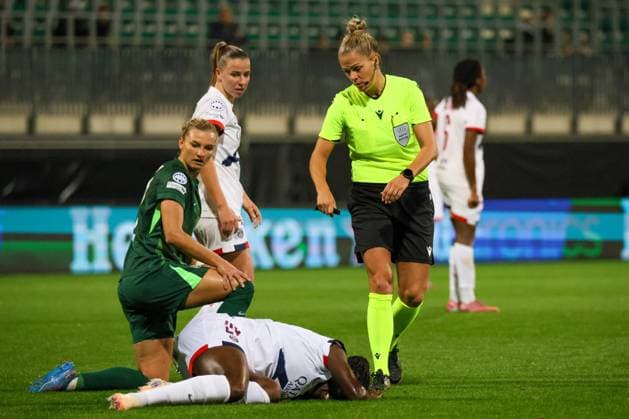 Wolfsburg, Germany 08 October 2025 Champions League Women 2025 2026 VfL Wolfsburg vs Paris Saint Germain In the picture from left Alexandra Popp VfL injured Griedge Mbock PSG in a duel, so she has to be treated AOK Stadion Niedersachsen Copyright: xFotostandx xFantinix