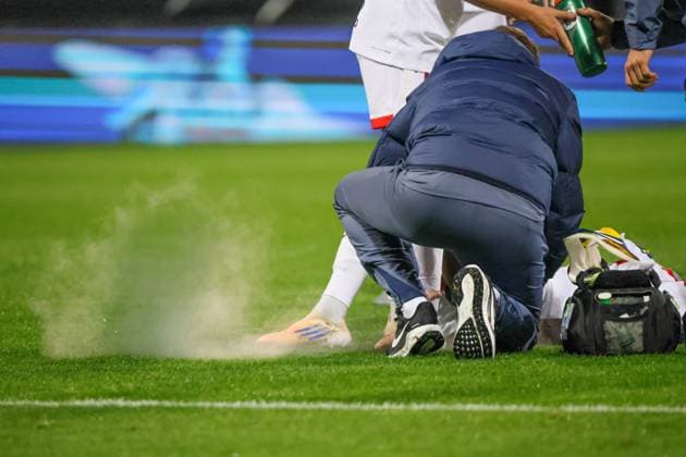 Wolfsburg, Germany 08 October 2025 Champions League Women 2025 2026 VfL Wolfsburg vs Paris Saint Germain In the picture Symbolic image Ice spray during medical first aid on the pitch AOK Stadion Niedersachsen Copyright: xFotostandx xFantinix