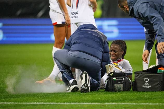 Wolfsburg, Germany 08 October 2025 Champions League Women 2025 2026 VfL Wolfsburg vs Paris Saint Germain In the picture Griedge Mbock PSG is injured in the duel, so she has to be treated with ice spray AOK Stadion Niedersachsen Copyright: xFotostandx xFantinix