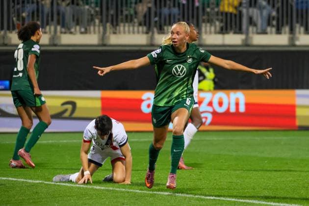Wolfsburg, Germany 08 October 2025 Champions League Women 2025 2026 VfL Wolfsburg vs Paris Saint Germain In the picture goal scorer Ella Peddemors VfL makes the goal to 2 0 for VfL Wolfsburg and cheers AOK Stadion Niedersachsen Copyright: xFotostandx xFantinix