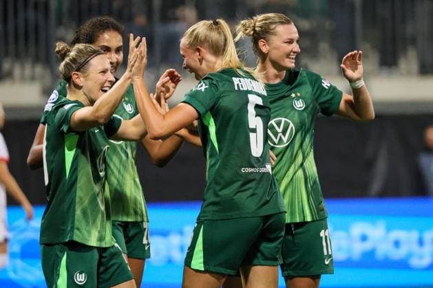 Wolfsburg, Germany 08 October 2025 Champions League Women 2025 2026 VfL Wolfsburg vs Paris Saint Germain In the picture from left the third scorer Ella Peddemors VfL makes the goal to 2 0 for VfL Wolfsburg and cheers with Svenja Huth VfL and Cora Zicai VfL and Alexandra Popp VfL AOK Stadion Niedersachsen Copyright: xFotostandx xFantinix