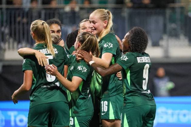 ^2Wolfsburg, Germany 08 October 2025 Champions League Women 2025 2026 VfL Wolfsburg vs Paris Saint Germain In the picture from left scorer Ella Peddemors VfL makes the goal to 2 0 for VfL Wolfsburg and cheers with her teammates AOK Stadion Niedersachsen Copyright: xFotostandx xFantinix