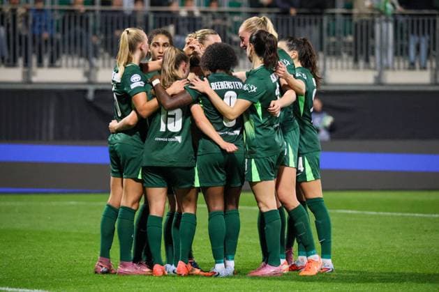 Wolfsburg, Germany 08 October 2025 Champions League Women 2025 2026 VfL Wolfsburg vs Paris Saint Germain In the picture from left goal scorer Ella Peddemors VfL makes the goal to 2 0 for VfL Wolfsburg and cheers with her teammates AOK Stadion Niedersachsen Copyright: xFotostandx xFantinix