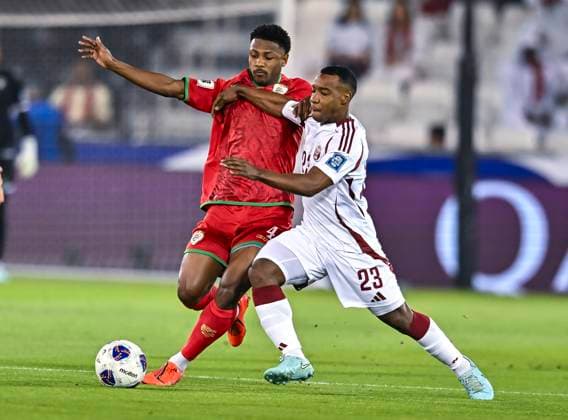 QATAR V OMAN-2026 FIFA World Cup, WM, Weltmeisterschaft, Fussball ASIAN QUALIFIER PLAYOFFS Assim Madibo (L) of Qatar and Arshad Said Al-Alawi of Oman in action during the FIFA World Cup 2026 AFC Asian qualifiers playoffs group A match between Qatar v Oman at Jassim Bin Hamad Stadium in Doha, Qatar, on October 8, 2025. DOHA Qatar Copyright: xNOUSHADx