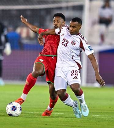 QATAR V OMAN-2026 FIFA World Cup, WM, Weltmeisterschaft, Fussball ASIAN QUALIFIER PLAYOFFS Assim Madibo (R) of Qatar and Arshad Said Al-Alawi of Oman in action during the FIFA World Cup 2026 AFC Asian qualifiers playoffs group A match between Qatar v Oman at Jassim Bin Hamad Stadium in Doha, Qatar, on October 8, 2025. DOHA Qatar Copyright: xNOUSHADx