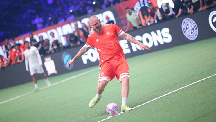 Recording date 6 October 2025 Indoor soccer, The Icon League, season three, match day two at Sporthalle Hamburg in Alsterdorf match four Wontorriors FC B2B United guest player Julian Bark Wontorriors at Penalty Winterhude Hamburg