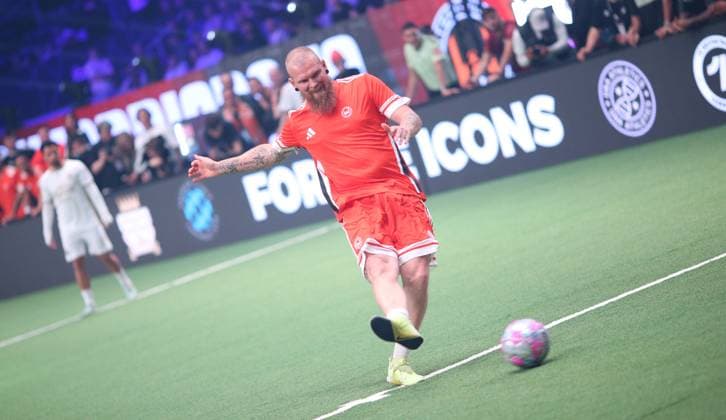 Recording date 6 October 2025 Indoor soccer, The Icon League, season three, match day two at Sporthalle Hamburg in Alsterdorf match four Wontorriors FC B2B United guest player Julian Bark Wontorriors at Penalty Winterhude Hamburg