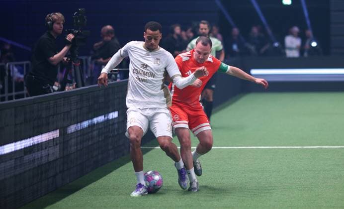 Recording date 6 October 2025 Indoor soccer, The Icon League, season three, match day two at Sporthalle Hamburg in Alsterdorf match four Wontorriors FC B2B United Bryant Baidoo United,l , Marvin Büyüksakarya Winterhude Hamburg