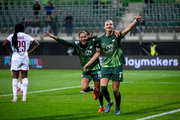 Alexandra Popp VfL Wolfsburg, 11 , Kessya Bussy VfL Wolfsburg, 19 celebrating the goal for 3 0, GER, VfL Wolfsburg WOB vs Paris Saint Germain PSG , Football Uefa Womens Champions League, League Phase, Matchday 1, Season 2025 2026, 08 10 2025 GER, VfL Wolfsburg vs Paris Saint Germain, Football Uefa Womens Champions League, League Phase, Matchday 1, Season 2025 2026, 08 10 2025 Wolfsburg Copyright: xEibner-Pressefoto Memmlerx EP_MMR