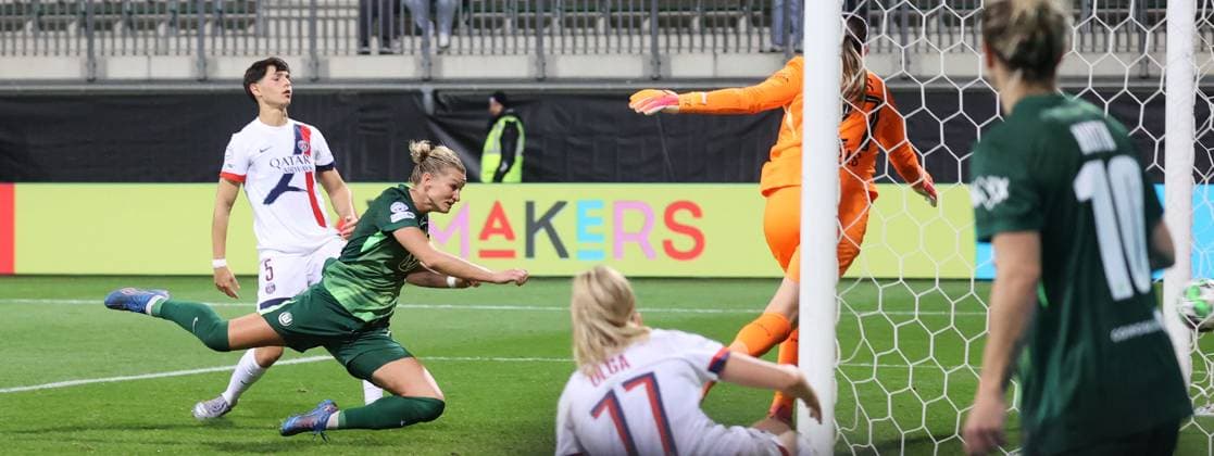 Women VfL Wolfsburg vs Paris Saint Germain Wolfsburg, 08 10 2025, Womens soccer, Champions League, Matchday 1, VfL Wolfsburg vs Paris Saint Germain, picture shows Alexandra Popp vfL, 11 scores the goal for 3 0 for VfL Wolfsburg in this scene