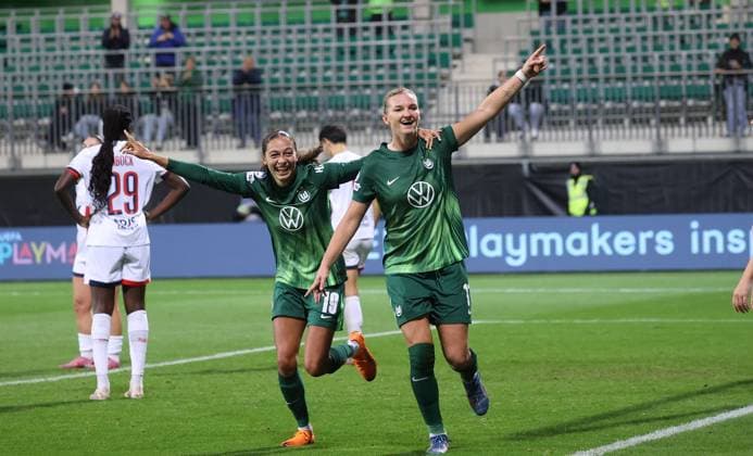 Women VfL Wolfsburg vs Paris Saint Germain Wolfsburg, 08 10 2025, Womens soccer, Champions League, Matchday 1, VfL Wolfsburg vs Paris Saint Germain, Picture shows VfL celebrating the goal for 3 0 by Alexandra Popp vfL, 11 with Kessya Bussy VfL, 19 Wolfsburg