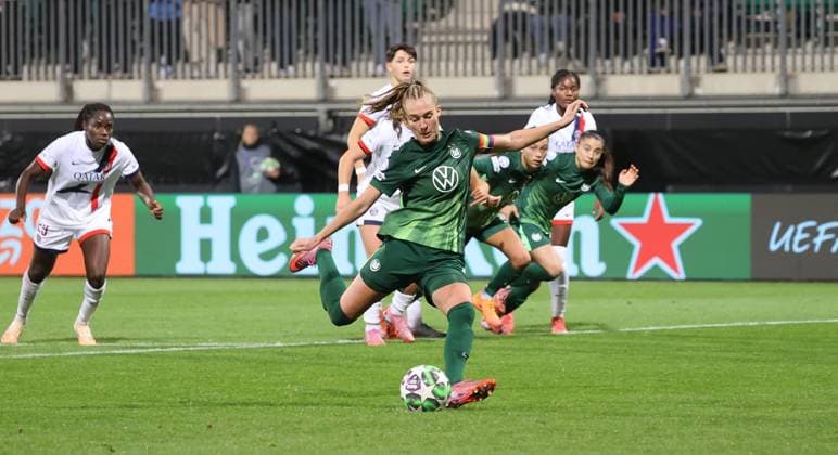 Women VfL Wolfsburg vs Paris Saint Germain Wolfsburg, 08 10 2025, Womens soccer, Champions League, Matchday 1, VfL Wolfsburg vs Paris Saint Germain, picture shows Janina Minge VfL, 6 scores the goal for VfL Wolfsburg in this scene from the penalty spot to make it 4-0