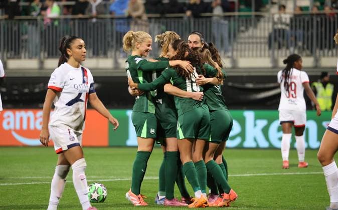 Women VfL Wolfsburg vs Paris Saint Germain Wolfsburg, 08 10 2025, Womens soccer, Champions League, Matchday 1, VfL Wolfsburg vs Paris Saint Germain, Picture shows VfL celebrating the goal to 4 0 by Janina Minge VfL, 6 Wolfsburg