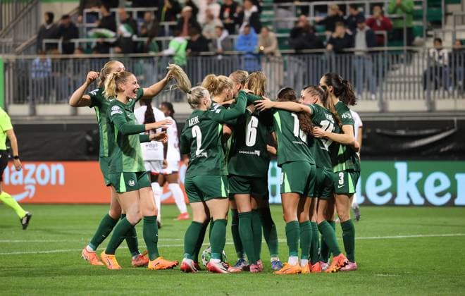 Women VfL Wolfsburg vs Paris Saint Germain Wolfsburg, 08 10 2025, Womens soccer, Champions League, Matchday 1, VfL Wolfsburg vs Paris Saint Germain, Picture shows VfL celebrating the goal to 4 0 by Janina Minge VfL, 6 Wolfsburg