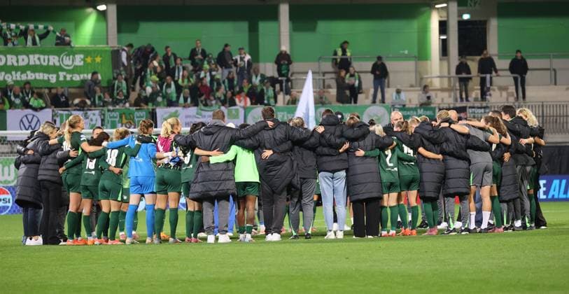 Women VfL Wolfsburg vs Paris Saint Germain Wolfsburg, 08 10 2025, Womens soccer, Champions League, Matchday 1, VfL Wolfsburg vs Paris Saint Germain, Picture shows team meeting after the match Wolfsburg