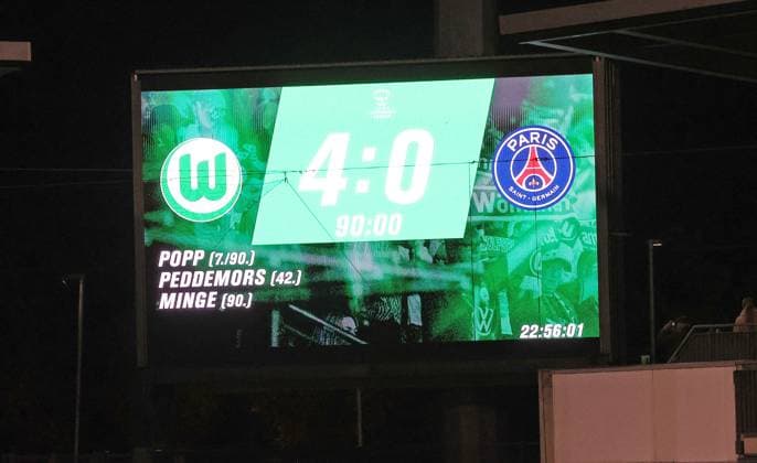 Women VfL Wolfsburg vs Paris Saint Germain Wolfsburg, 08 10 2025, Womens soccer, Champions League, Matchday 1, VfL Wolfsburg vs Paris Saint Germain, Picture shows The scoreboard shows the final result Wolfsburg
