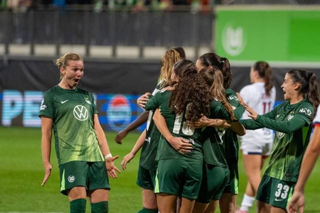 Germany, Football, UEFA, Women™s Champions League, Matchday 1 2025 2026, VfL Wolfsburg Paris St Germain on 08 10 in Wolfsburg AOK Stadion Goal celebration after the 4 0 by the penalty converted by Janina Minge VfL Wolfsburg 6 Alexandra Popp VfL Wolfsburg 11 celebrates Copyright: xSvenxHeidmannx