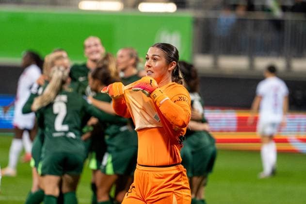 Germany, Football, UEFA, Women™s Champions League, Matchday 1 2025 2026, VfL Wolfsburg Paris St Germain on 08 10 in Wolfsburg AOK Stadion Goal celebration after the 4 0 by the penalty converted by Janina Minge VfL Wolfsburg 6 Mary Earps Paris Saint Germain 27 desperate Copyright: xSvenxHeidmannx