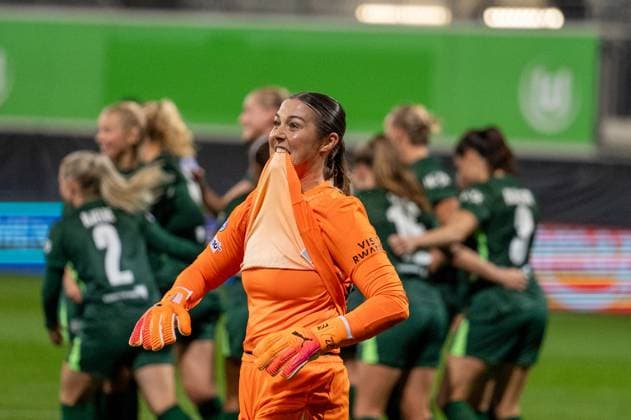 Germany, Football, UEFA, Women™s Champions League, Matchday 1 2025 2026, VfL Wolfsburg Paris St Germain on 08 10 in Wolfsburg AOK Stadion Goal celebration after the 4 0 by the penalty converted by Janina Minge VfL Wolfsburg 6 Mary Earps Paris Saint Germain 27 desperate Copyright: xSvenxHeidmannx