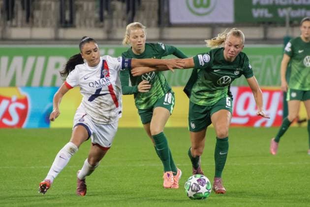 08 10 2025, xgrfx, Football UEFA WomenÂs Champions League, VfL Wolfsburg Paris Saint Germain v l Sakina Karchaoui Paris Saint Germain , Justine Kielland, Ella Peddemors VfL Wolfsburg DFL DFB REGULATIONS PROHIBIT ANY USE OF PHOTOGRAPHS as IMAGE SEQUENCES and or QUASI VIDEO Wolfsburg