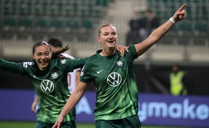Alexandra Popp VfL Wolfsburg celebrates the goal for 3 0 with Kessya Bussy VfL Wolfsburg Football, Women, Season 2025 2026, Womens Champions League, VfL Wolfsburg vs Paris SG, 4 0