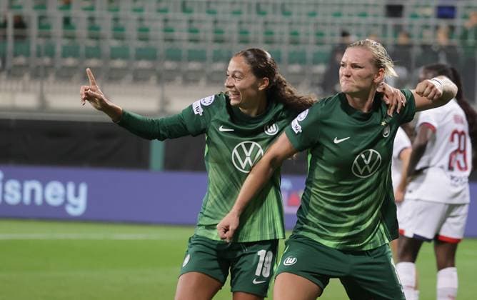 Alexandra Popp VfL Wolfsburg celebrates the goal for 3 0 with Kessya Bussy VfL Wolfsburg Football, Women, Season 2025 2026, Womens Champions League, VfL Wolfsburg vs Paris SG, 4 0