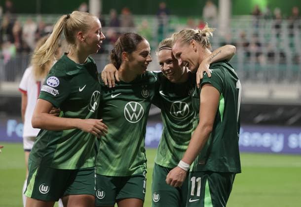 Alexandra Popp VfL Wolfsburg celebrates the goal for 3 0 with Kessya Bussy VfL Wolfsburg, on the left Ella Peddemors VfL Wolfsburg Football, Women, Season 2025 2026, Womens Champions League, VfL Wolfsburg vs Paris SG, 4 0
