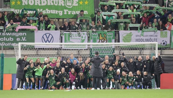 Winners photo in front of the fans, VfL Wolfsburg football, women, 2025 2026 season, Womens Champions League, VfL Wolfsburg v Paris SG, 4 0