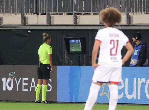 Referee Desiree Grundbacher on screen, after VAR she gives penalty for Wolfsburg Football, Women, Season 2025 2026, Womens Champions League, VfL Wolfsburg vs Paris SG, 4 0