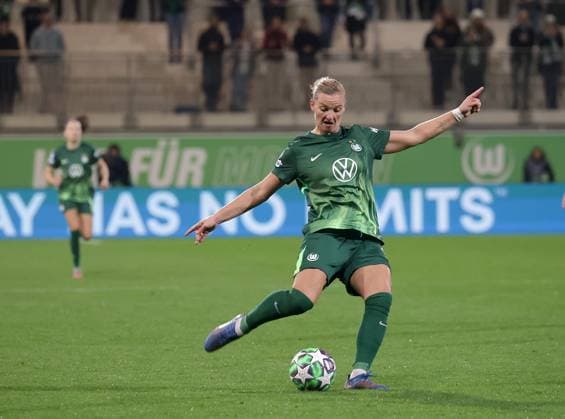 Alexandra Popp VfL Wolfsburg on the ball Football, Women, Season 2025 2026, Womens Champions League, VfL Wolfsburg vs Paris SG, 4 0