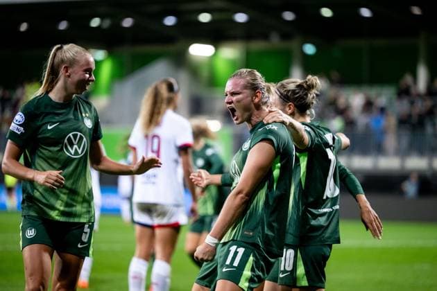 Alexandra Popp VfL Wolfsburg, 11 , Ella Peddemors VfL Wolfsburg, 05 , Svenja Huth VfL Wolfsburg, 10 celebrate the goal for 3 0, GER, VfL Wolfsburg WOB vs Paris Saint Germain PSG , Football Uefa Womens Champions League, League phase, 1 matchday, 2025 2026 season, 08 10 2025 GER, VfL Wolfsburg vs Paris Saint Germain, Football Uefa Womens Champions League, League phase, 1 matchday, 2025 2026 season, 08 10 2025 Wolfsburg Copyright: xEibner-Pressefoto Memmlerx EP_MMR