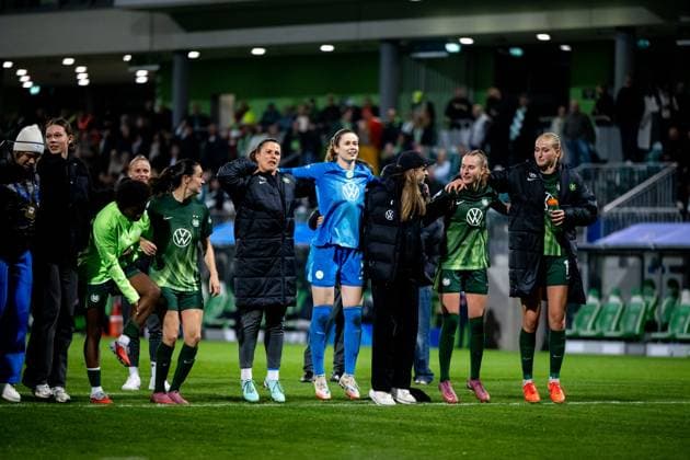 Caitlin Dijkstra VfL Wolfsburg, 03 , Martina Tufekovic VfL Wolfsburg, 21 , Stina Johannes VfL Wolfsburg, 01 , Janina Minge VfL Wolfsburg, 06 , Camilla Kuever VfL Wolfsburg, 16 and team celebrate the victory and thank the fans, GER, VfL Wolfsburg WOB vs Paris Saint Germain PSG , Football Uefa Womens Champions League, League Phase, 1 Matchday, Season 2025 2026, 08 10 2025 GER, VfL Wolfsburg vs Paris Saint Germain, Football Uefa Womens Champions League, League Phase, 1 Matchday, Season 2025 2026, 08 10 2025 Wolfsburg Copyright: xEibner-Pressefoto Memmlerx EP_MMR